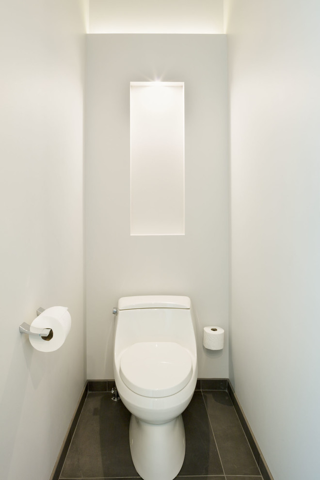 Immagine di un grande bagno di servizio minimalista con ante lisce, ante bianche, WC monopezzo, pareti beige, pavimento in gres porcellanato, lavabo da incasso, top in quarzo composito, pavimento grigio e top bianco
