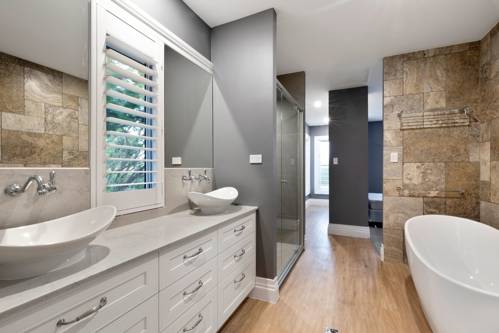 Свежая идея для дизайна: ванная комната в стиле модернизм с фасадами с утопленной филенкой, белыми фасадами, серыми стенами, настольной раковиной и серой столешницей - отличное фото интерьера