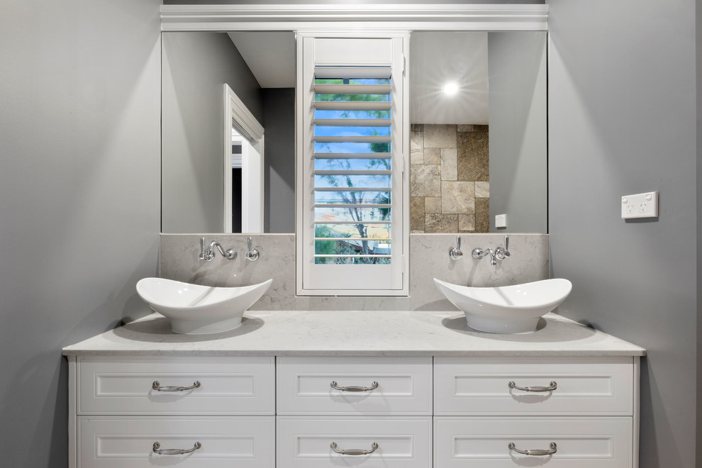 Klassisches Badezimmer mit Schrankfronten mit vertiefter Füllung, weißen Schränken, grauer Wandfarbe, Aufsatzwaschbecken und grauer Waschtischplatte in Sunshine Coast