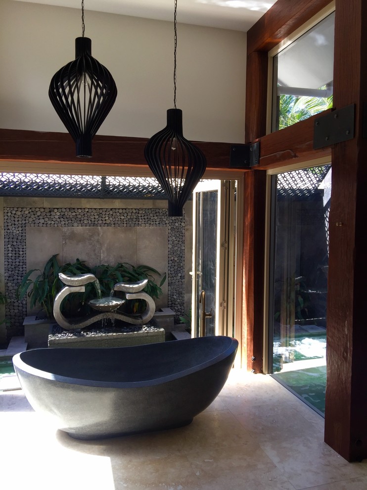 Свежая идея для дизайна: главная ванная комната в морском стиле с бежевой плиткой, каменной плиткой, бежевыми стенами, полом из травертина и столешницей из дерева - отличное фото интерьера