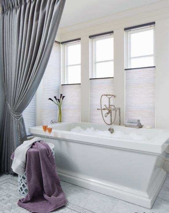 Idéer för att renovera ett mellanstort vintage en-suite badrum, med ett fristående badkar, beige kakel, keramikplattor, vita väggar, marmorgolv och grått golv