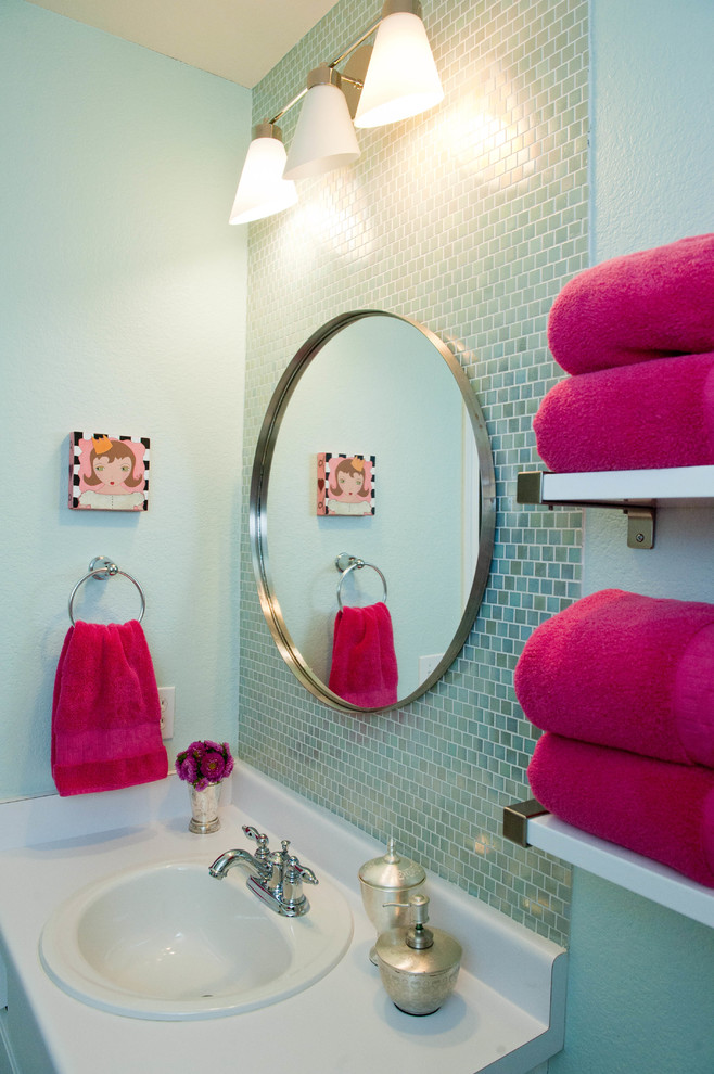Exempel på ett litet modernt badrum för barn, med ett nedsänkt handfat, luckor med infälld panel, vita skåp, laminatbänkskiva, ett badkar i en alkov, en dusch/badkar-kombination, en toalettstol med separat cisternkåpa, blå kakel, glaskakel, blå väggar och klinkergolv i keramik