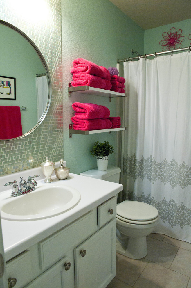 Idéer för ett litet modernt badrum för barn, med ett nedsänkt handfat, luckor med infälld panel, vita skåp, laminatbänkskiva, ett badkar i en alkov, en dusch/badkar-kombination, en toalettstol med separat cisternkåpa, blå kakel, glaskakel, klinkergolv i keramik och gröna väggar