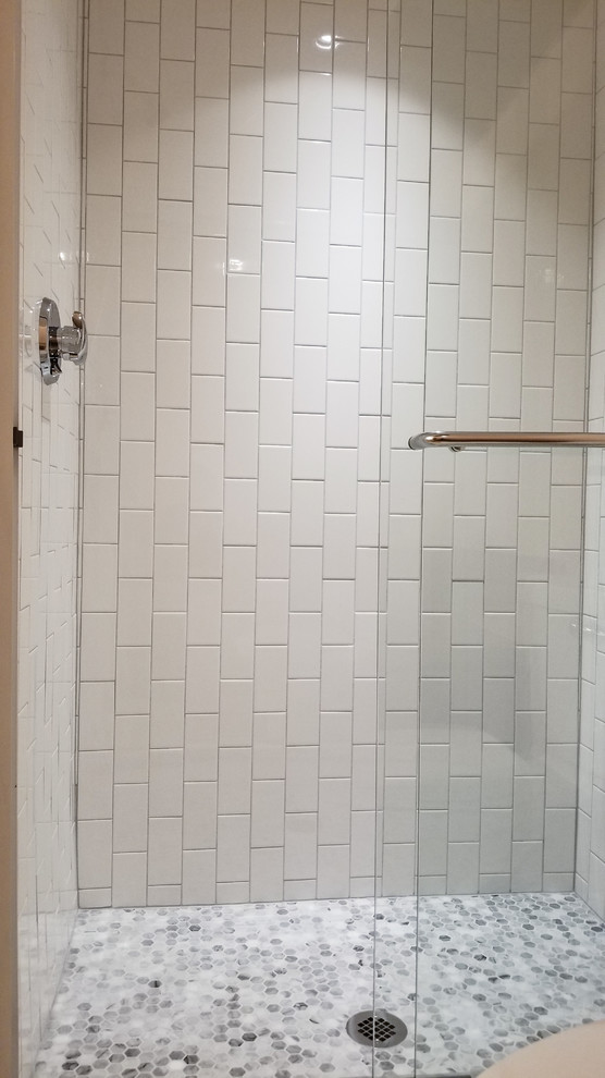 Idee per una piccola stanza da bagno padronale country con doccia alcova, piastrelle bianche, piastrelle diamantate, pavimento con piastrelle a mosaico e porta doccia scorrevole