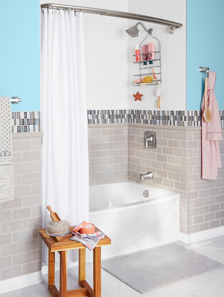 Bild på ett stort vintage badrum, med en dusch/badkar-kombination, flerfärgad kakel, tunnelbanekakel, blå väggar och klinkergolv i porslin