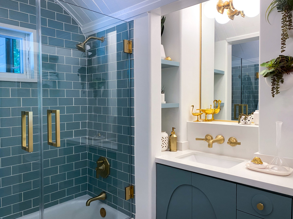 Идея дизайна: ванная комната в стиле неоклассика (современная классика) с фасадами с утопленной филенкой, синими фасадами, ванной в нише, душем над ванной, плиткой кабанчик, белыми стенами, душевой кабиной, врезной раковиной, столешницей из искусственного кварца, душем с распашными дверями, белой столешницей, тумбой под одну раковину, встроенной тумбой, потолком из вагонки и сводчатым потолком