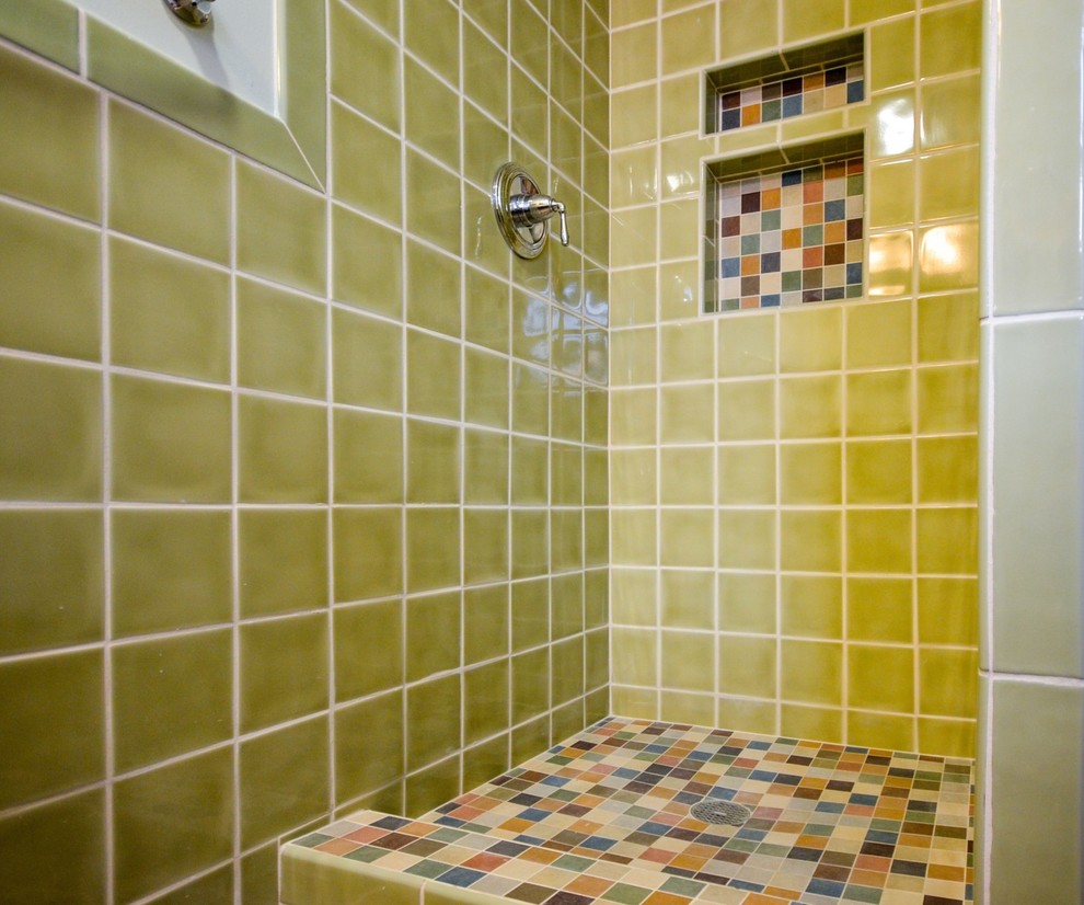 Пример оригинального дизайна: ванная комната среднего размера в стиле модернизм с стеклянными фасадами, фасадами цвета дерева среднего тона, душем в нише, зеленой плиткой, керамической плиткой, белыми стенами, монолитной раковиной, столешницей из искусственного кварца и белой столешницей