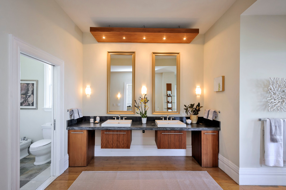 Пример оригинального дизайна: ванная комната в современном стиле с накладной раковиной