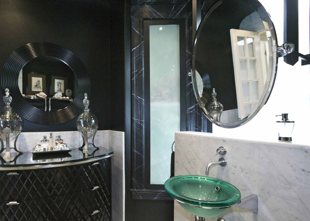 На фото: ванная комната в классическом стиле с подвесной раковиной с