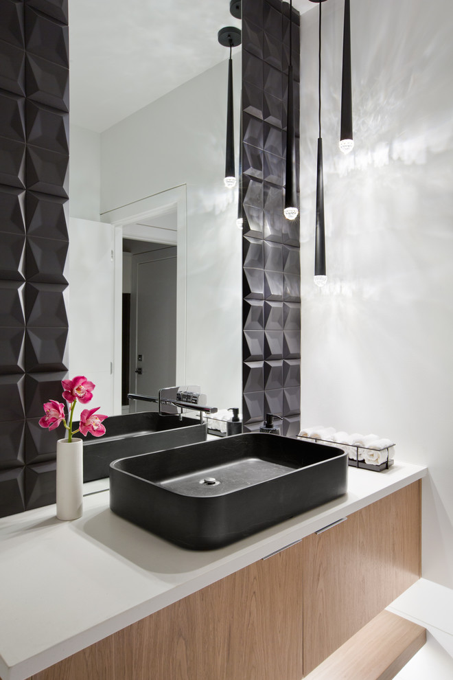 Idéer för ett litet modernt vit badrum med dusch, med släta luckor, svart kakel, porslinskakel, vita väggar, klinkergolv i keramik, bänkskiva i kvarts, grått golv, skåp i mellenmörkt trä och ett fristående handfat