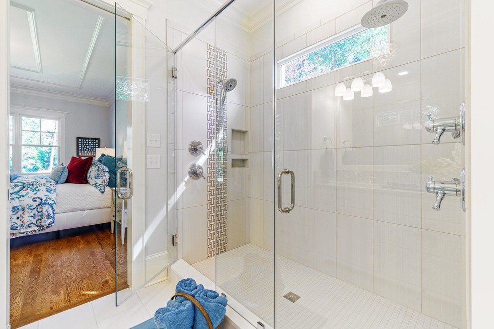 Idéer för stora flerfärgat en-suite badrum, med luckor med lamellpanel, vita skåp, en hörndusch, vita väggar, klinkergolv i porslin, ett undermonterad handfat, granitbänkskiva, vitt golv och dusch med gångjärnsdörr