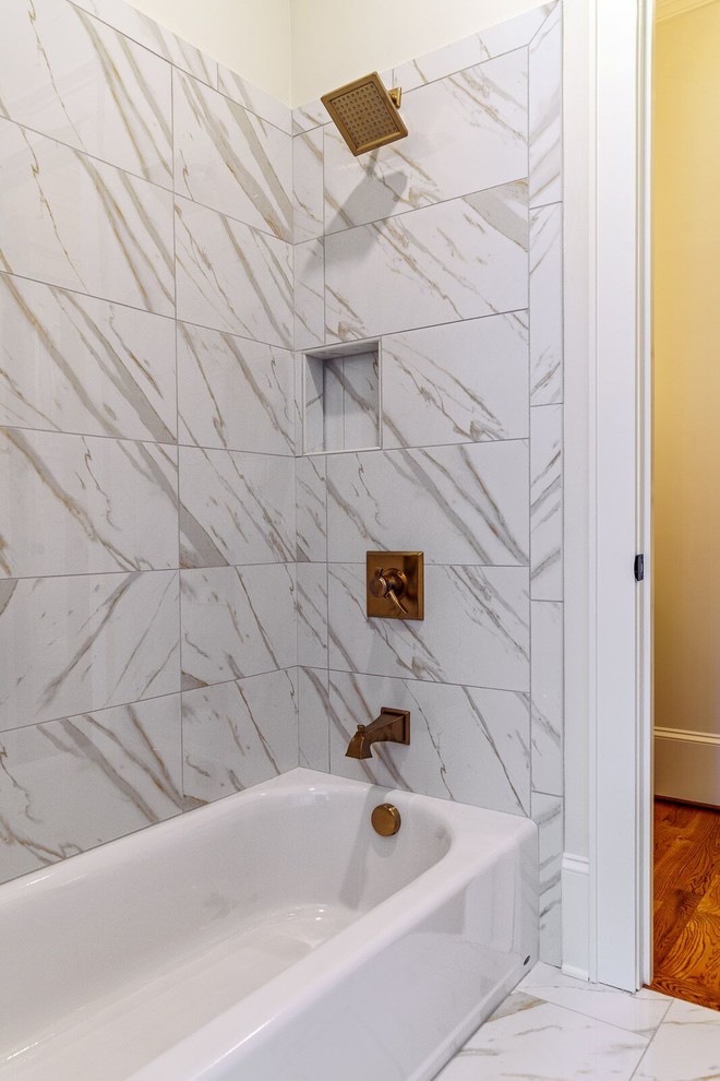 Idee per una piccola stanza da bagno con doccia classica con vasca ad alcova, vasca/doccia, piastrelle grigie, piastrelle bianche, piastrelle in gres porcellanato, pareti grigie, pavimento in gres porcellanato, pavimento bianco e top grigio
