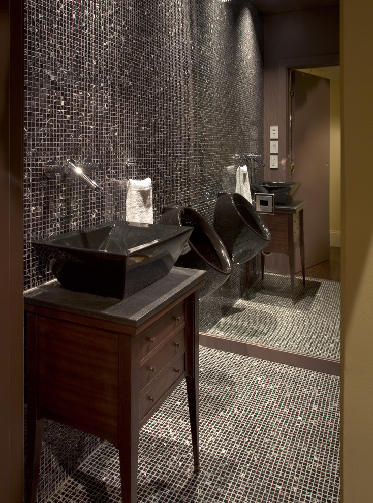 サンフランシスコにあるコンテンポラリースタイルのおしゃれな浴室 (ベッセル式洗面器、濃色木目調キャビネット、小便器、黒いタイル、モザイクタイル) の写真