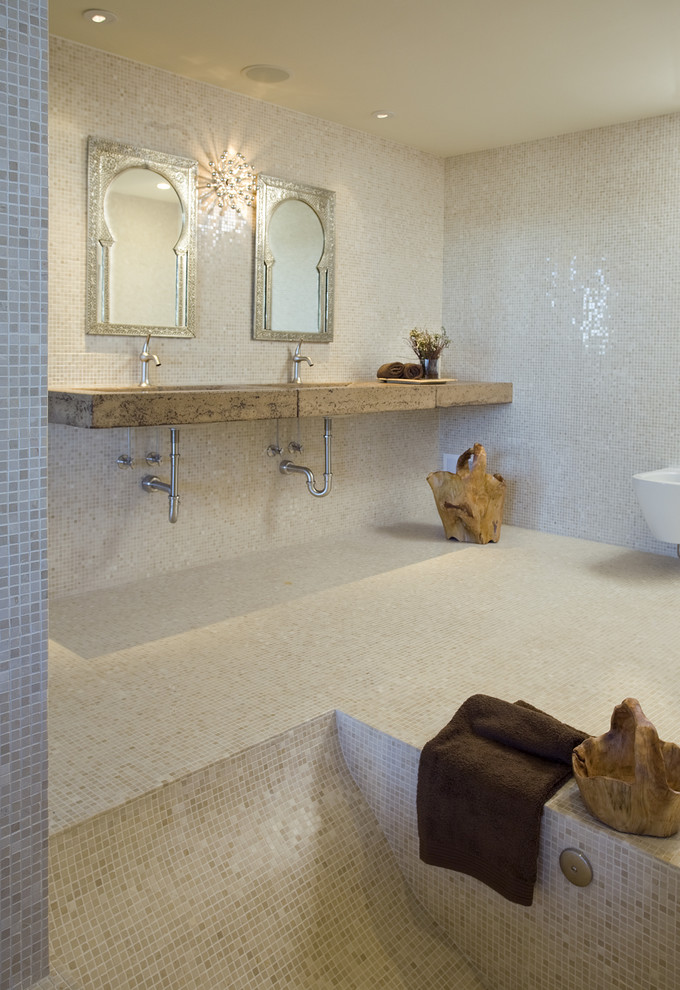 Modelo de cuarto de baño principal contemporáneo grande con baldosas y/o azulejos en mosaico, sanitario de pared, paredes beige, bañera encastrada, suelo con mosaicos de baldosas, lavabo integrado y encimeras marrones