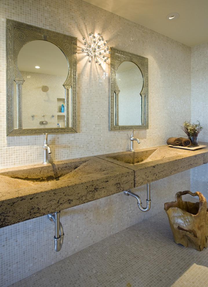 Cette image montre une salle de bain design avec un lavabo intégré et mosaïque.