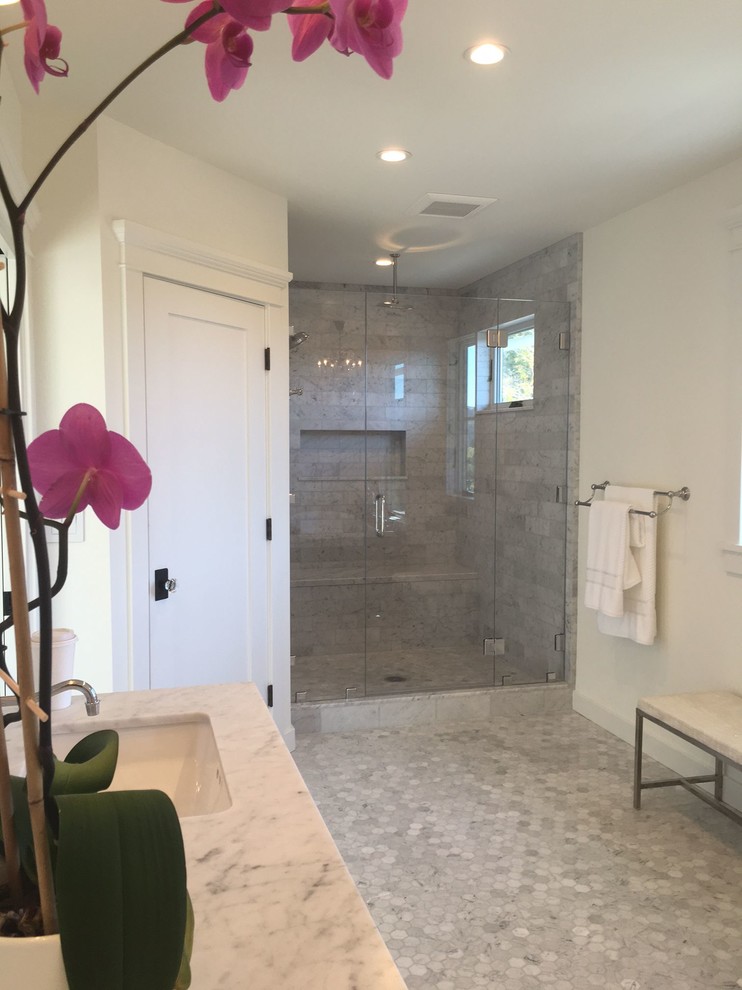 Exemple d'une grande salle de bain principale nature en bois avec un placard à porte shaker, des portes de placard blanches, une douche d'angle, WC séparés, un carrelage gris, du carrelage en marbre, un mur gris, un sol en marbre, un lavabo encastré, un plan de toilette en marbre, un sol gris, une cabine de douche à porte battante, un plan de toilette gris, un banc de douche, meuble double vasque, meuble-lavabo encastré et un plafond en bois.