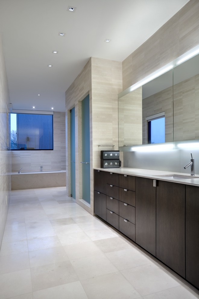 Großes Modernes Badezimmer En Suite mit flächenbündigen Schrankfronten, dunklen Holzschränken, Badewanne in Nische und Duschnische in Dallas