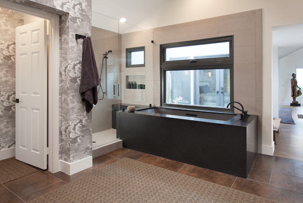 Exempel på ett stort modernt en-suite badrum, med öppna hyllor, skåp i mörkt trä, ett hörnbadkar, en dusch i en alkov, beige kakel, grå väggar, betonggolv, ett fristående handfat och träbänkskiva