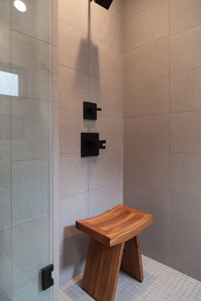 Свежая идея для дизайна: большая главная ванная комната в современном стиле с открытыми фасадами, темными деревянными фасадами, угловой ванной, душем в нише, бежевой плиткой, серыми стенами, бетонным полом, настольной раковиной и столешницей из дерева - отличное фото интерьера