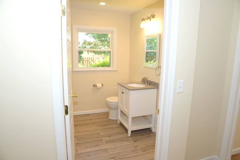 Diseño de cuarto de baño principal tradicional renovado de tamaño medio con armarios estilo shaker, puertas de armario blancas, suelo de baldosas de cerámica y suelo gris