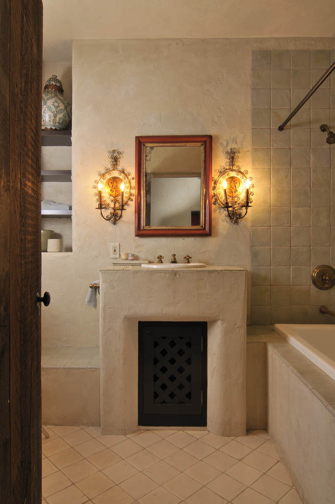 Cette photo montre une salle de bain sud-ouest américain avec une baignoire posée.