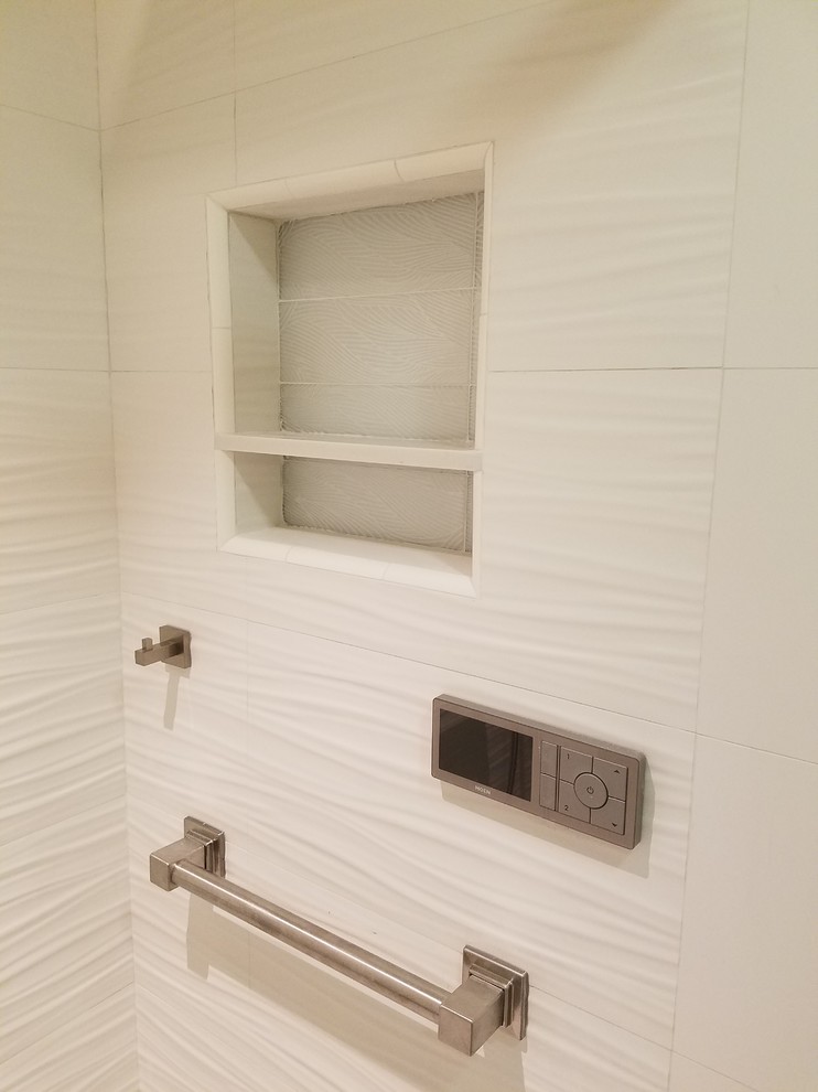 Klassisches Badezimmer mit Duschnische, weißen Fliesen, Porzellanfliesen und Schiebetür-Duschabtrennung in Los Angeles