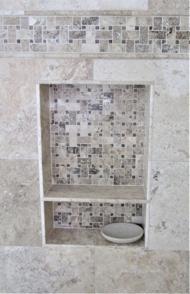 Bild på ett mellanstort vintage brun brunt en-suite badrum, med beige skåp, ett fristående badkar, en öppen dusch, beige kakel, travertinkakel, bruna väggar, travertin golv, ett nedsänkt handfat, granitbänkskiva och beiget golv