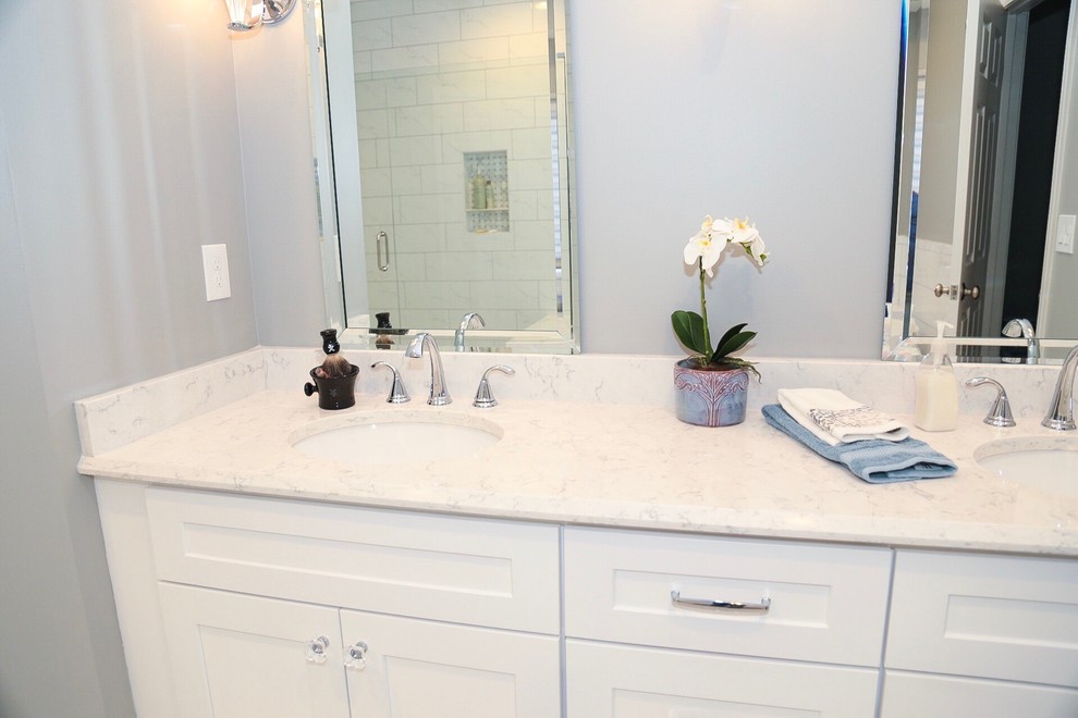 Exemple d'une salle de bain principale chic de taille moyenne avec un placard avec porte à panneau encastré, des portes de placard blanches, un mur gris, un sol en marbre, un lavabo encastré, un plan de toilette en marbre et un sol blanc.