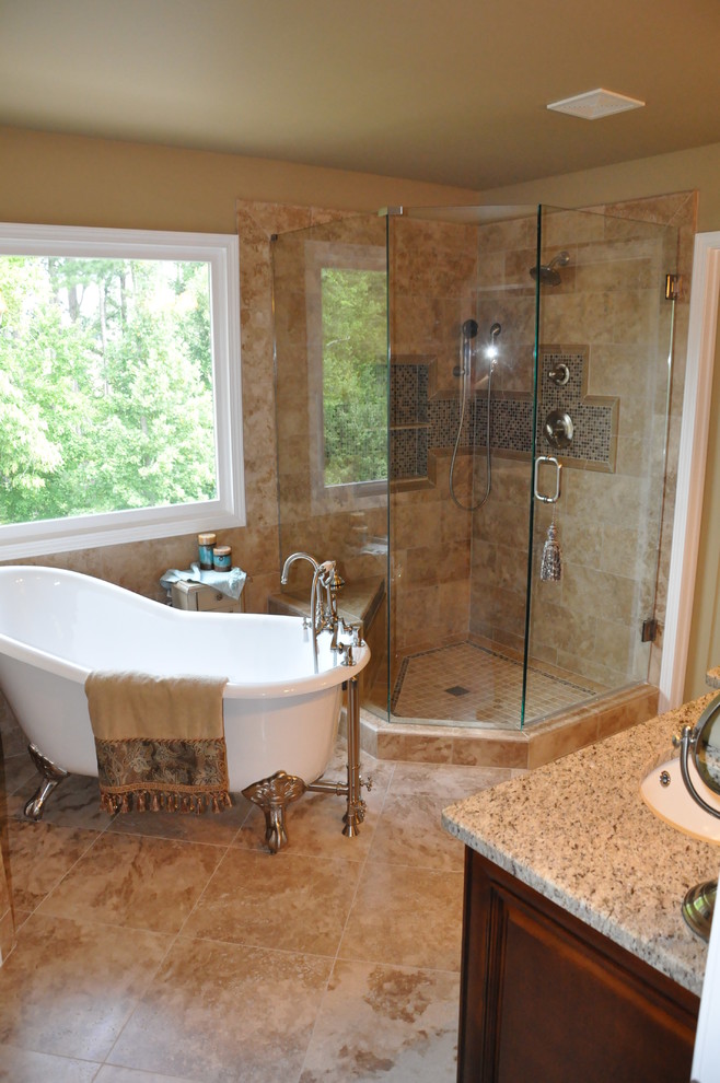 Cette photo montre une salle de bain principale craftsman en bois brun de taille moyenne avec un placard avec porte à panneau surélevé, une baignoire sur pieds, une douche ouverte, WC séparés, un carrelage beige, un carrelage de pierre, un mur beige, un sol en travertin, un lavabo encastré et un plan de toilette en granite.