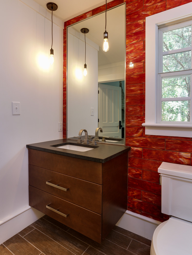 Exempel på ett litet lantligt badrum, med ett undermonterad handfat, släta luckor, skåp i mellenmörkt trä, granitbänkskiva, en öppen dusch, en toalettstol med separat cisternkåpa, glaskakel, röda väggar, klinkergolv i keramik och röd kakel