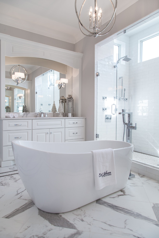 Inredning av ett klassiskt stort en-suite badrum, med luckor med upphöjd panel, vita skåp, ett fristående badkar, en öppen dusch, vit kakel, porslinskakel, grå väggar, klinkergolv i porslin, ett undermonterad handfat och bänkskiva i kvarts
