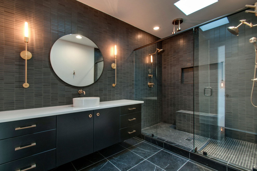Пример оригинального дизайна: ванная комната в современном стиле с плоскими фасадами, черными фасадами, двойным душем, серой плиткой, плиткой мозаикой, настольной раковиной, серым полом, душем с распашными дверями, белой столешницей, нишей, тумбой под одну раковину и подвесной тумбой