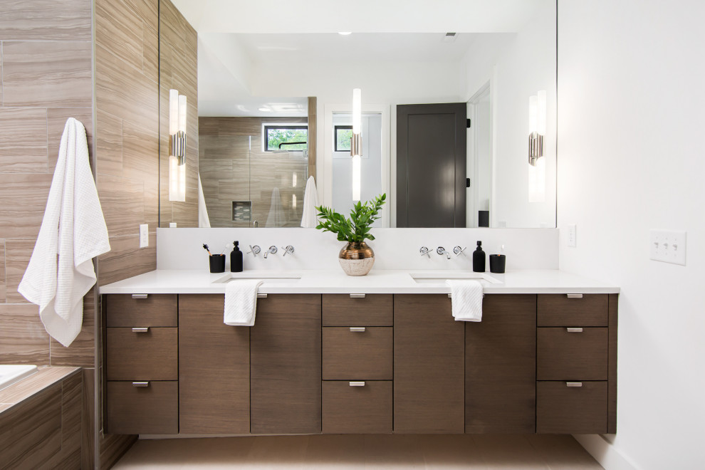 Immagine di una stanza da bagno contemporanea con ante lisce, ante in legno bruno, pareti bianche, lavabo sottopiano, pavimento beige, top bianco, due lavabi e mobile bagno sospeso