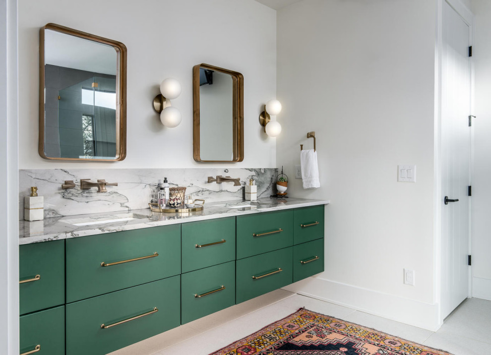 Modelo de cuarto de baño doble y flotante actual con armarios con paneles lisos, puertas de armario verdes, paredes blancas, lavabo bajoencimera, suelo gris y encimeras grises