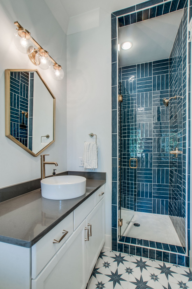 Aménagement d'une douche en alcôve contemporaine avec un placard avec porte à panneau encastré, des portes de placard blanches, un carrelage bleu, un mur gris, une vasque, un sol multicolore, un plan de toilette gris et meuble-lavabo encastré.