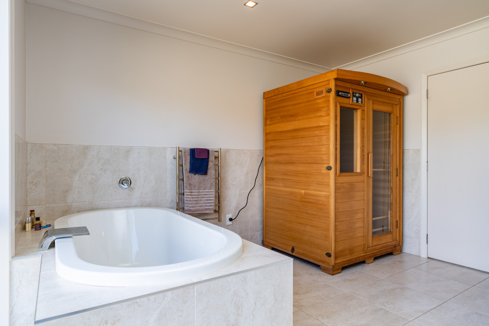 Ispirazione per una sauna minimal di medie dimensioni con vasca da incasso, piastrelle beige, piastrelle in gres porcellanato, pareti beige, pavimento in gres porcellanato e pavimento beige