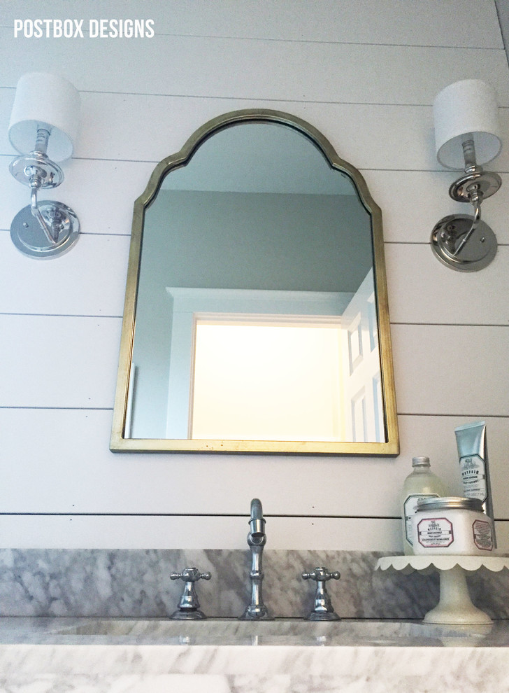Inredning av ett lantligt litet badrum med dusch, med skåp i shakerstil, vita skåp, gula väggar, marmorgolv, ett nedsänkt handfat och marmorbänkskiva