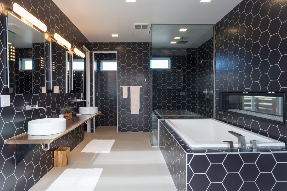 Свежая идея для дизайна: главная ванная комната в современном стиле с накладной ванной, угловым душем, черными стенами и настольной раковиной - отличное фото интерьера