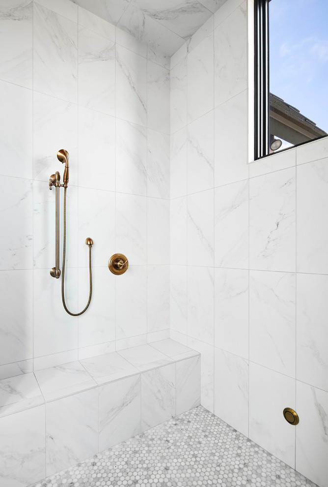 Klassisk inredning av ett vit vitt en-suite badrum, med luckor med infälld panel, svarta skåp, ett fristående badkar, en dusch i en alkov, vita väggar, klinkergolv i porslin, ett undermonterad handfat, bänkskiva i kvarts, vitt golv och dusch med gångjärnsdörr