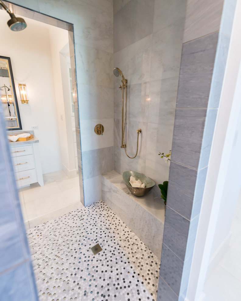 Bild på ett grå grått en-suite badrum, med luckor med infälld panel, vita skåp, ett fristående badkar, en dubbeldusch, grå kakel, marmorkakel, grå väggar, klinkergolv i porslin, ett undermonterad handfat, marmorbänkskiva, vitt golv och med dusch som är öppen