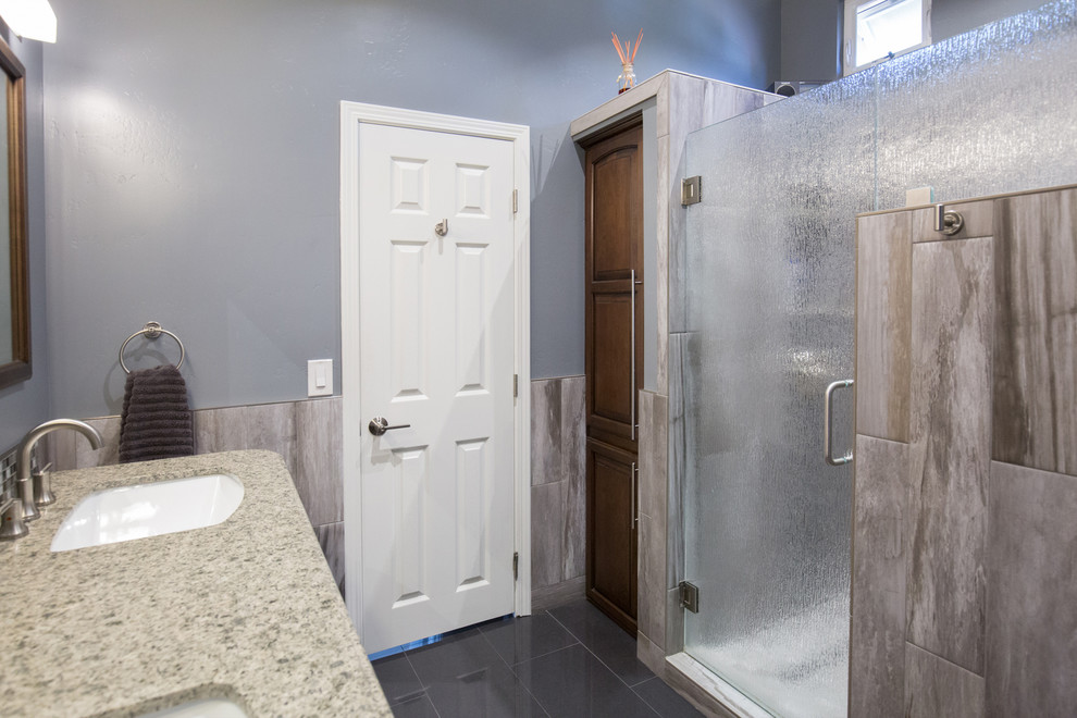 Idées déco pour une petite salle de bain principale moderne en bois foncé avec un lavabo encastré, un placard avec porte à panneau encastré, un plan de toilette en granite, une douche double, un carrelage gris, des carreaux de céramique, un mur bleu et un sol en carrelage de céramique.
