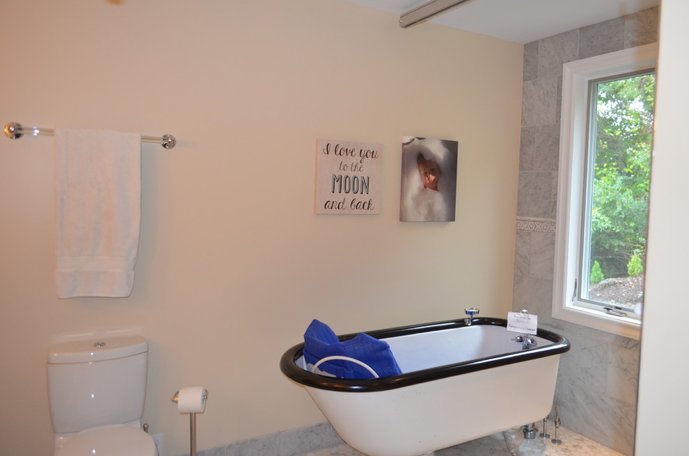 Ispirazione per una stanza da bagno minimal con vasca con piedi a zampa di leone, doccia aperta e piastrelle grigie