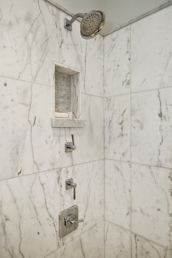 Идея дизайна: главная ванная комната среднего размера в викторианском стиле с каменной плиткой, белыми стенами, мраморным полом, белой плиткой, фасадами с утопленной филенкой, белыми фасадами, полновстраиваемой ванной, душем над ванной, врезной раковиной, мраморной столешницей, душем с распашными дверями и белой столешницей