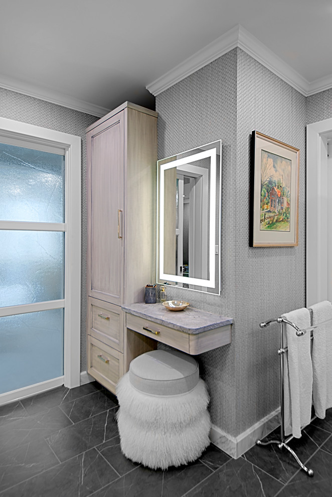 Пример оригинального дизайна: большая главная, серо-белая ванная комната в стиле неоклассика (современная классика) с фасадами с утопленной филенкой, серыми фасадами, душем без бортиков, серыми стенами, полом из сланца, накладной раковиной, мраморной столешницей, серым полом, открытым душем, серой столешницей и обоями на стенах