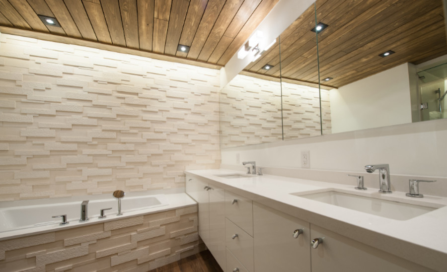 Großes Modernes Badezimmer En Suite mit flächenbündigen Schrankfronten, weißen Schränken, Einbaubadewanne, Eckdusche, Toilette mit Aufsatzspülkasten, weißer Wandfarbe, braunem Holzboden, Unterbauwaschbecken und Mineralwerkstoff-Waschtisch in Toronto