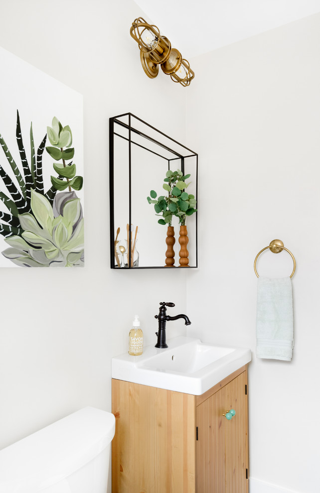 Réalisation d'une petite salle de bain minimaliste en bois clair avec une baignoire en alcôve, un combiné douche/baignoire, WC séparés, un mur beige, un sol en marbre, un lavabo intégré, un sol noir et une cabine de douche avec un rideau.