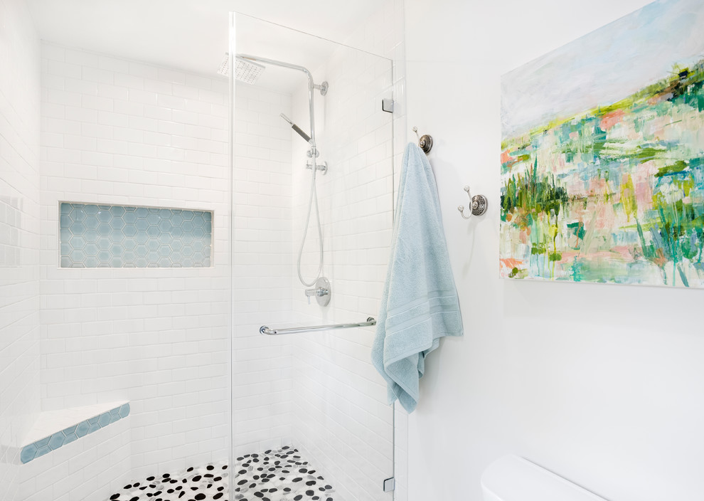 На фото: главная ванная комната среднего размера в стиле неоклассика (современная классика) с серыми фасадами, душем в нише, раздельным унитазом, белой плиткой, керамической плиткой, белыми стенами, полом из галечной плитки, врезной раковиной, мраморной столешницей, разноцветным полом, душем с распашными дверями и серой столешницей