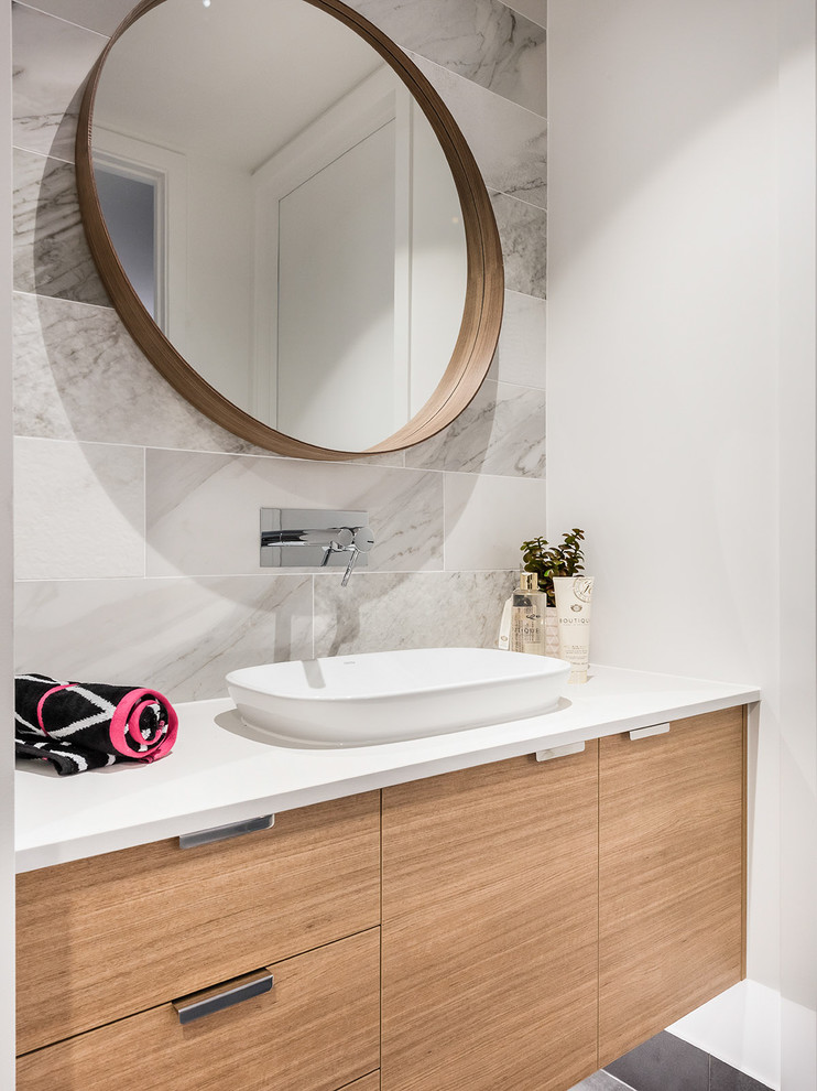 ブリスベンにあるコンテンポラリースタイルのおしゃれな浴室 (フラットパネル扉のキャビネット、中間色木目調キャビネット、グレーの壁、ベッセル式洗面器) の写真
