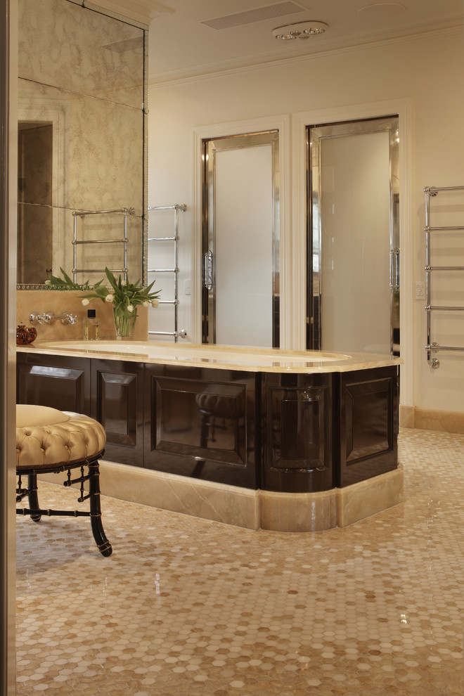 На фото: главная ванная комната в классическом стиле с бежевой плиткой, отдельно стоящей ванной и полом из мозаичной плитки с