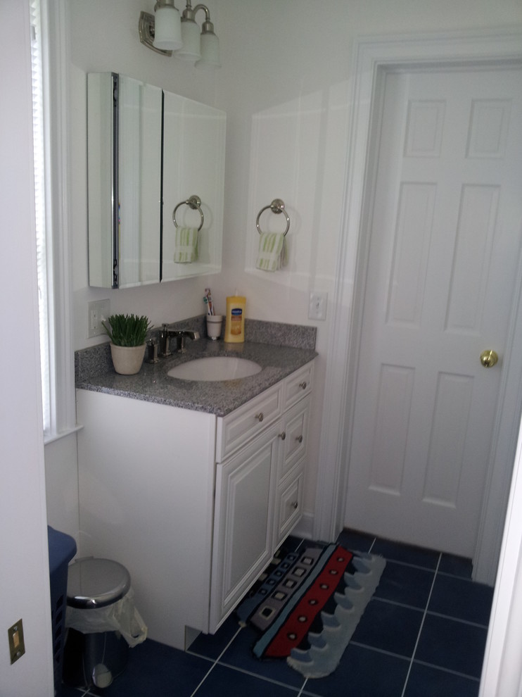 Idéer för ett mellanstort klassiskt badrum med dusch, med ett undermonterad handfat, luckor med infälld panel, vita skåp, granitbänkskiva, grå kakel, keramikplattor, vita väggar och klinkergolv i porslin